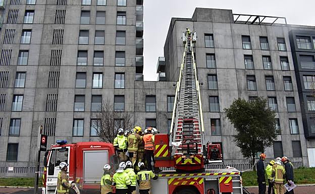 los-bomberos-recorren-burgos-para-practicar-intervenciones-en-altura